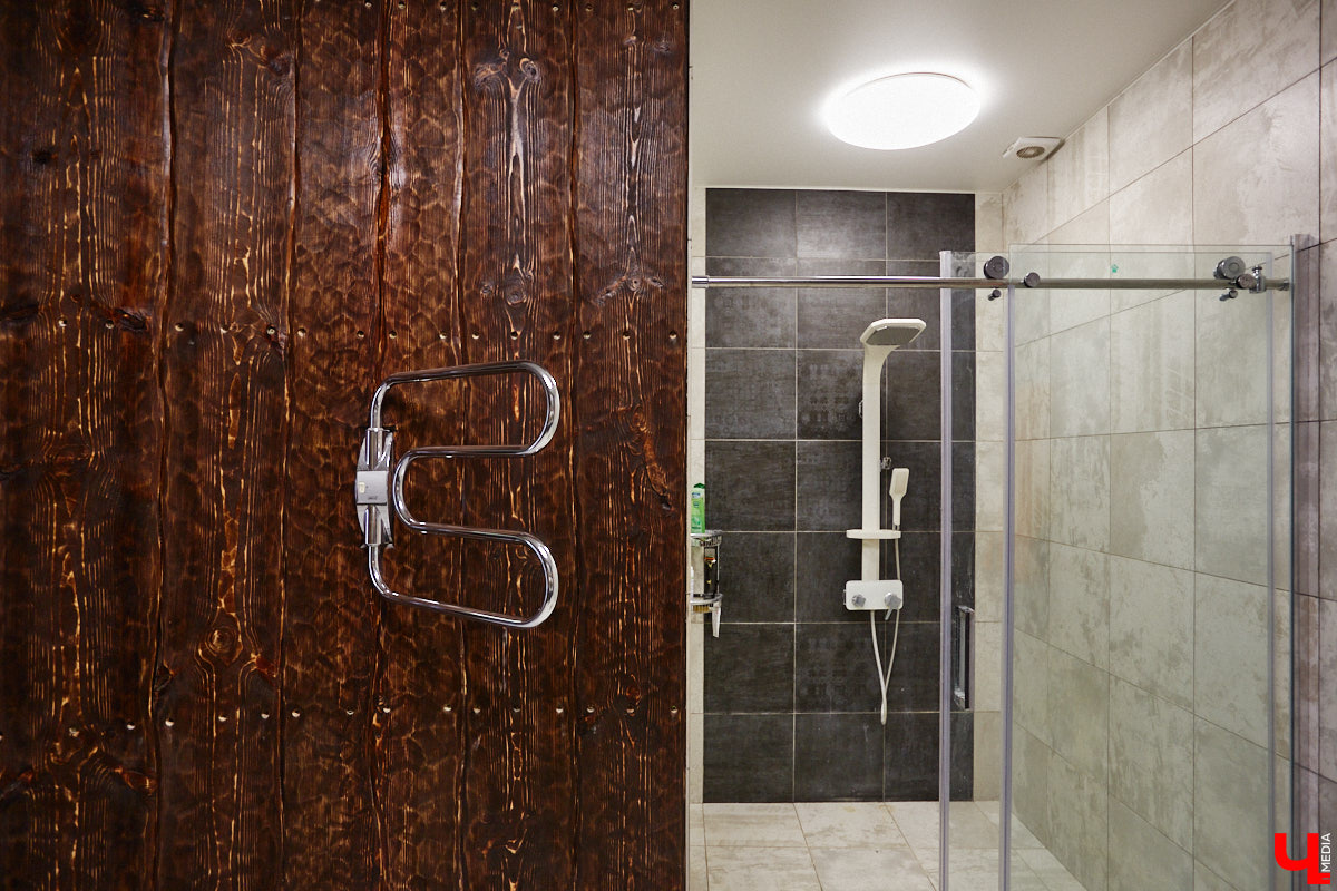 Есть в Суздальском районе дом, куда точно можно продавать билеты. В нем три этажа с удивительными предметами из частной коллекции. Кажется, там есть всё, начиная от редких самоваров и заканчивая коллекционными самокатами. Восторг вызывает также участок с замком Рапунцель. Хозяин строения, полного чудес, Юрий Жаров провел для «Ключ-Медиа» подробную экскурсию по своим владениям.