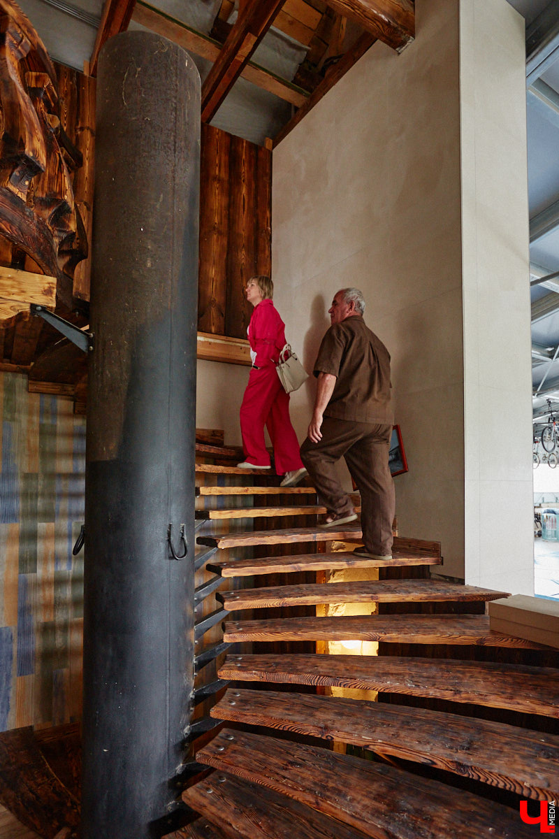 Есть в Суздальском районе дом, куда точно можно продавать билеты. В нем три этажа с удивительными предметами из частной коллекции. Кажется, там есть всё, начиная от редких самоваров и заканчивая коллекционными самокатами. Восторг вызывает также участок с замком Рапунцель. Хозяин строения, полного чудес, Юрий Жаров провел для «Ключ-Медиа» подробную экскурсию по своим владениям.