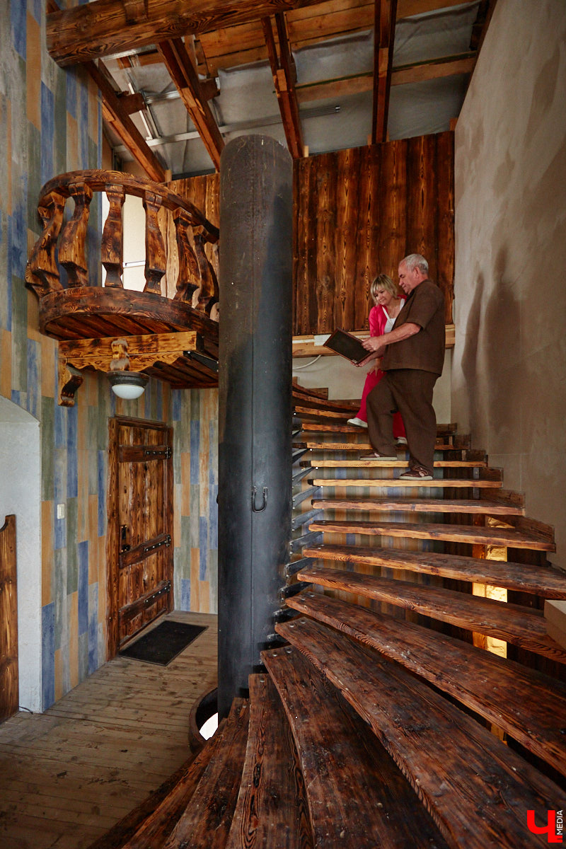 Есть в Суздальском районе дом, куда точно можно продавать билеты. В нем три этажа с удивительными предметами из частной коллекции. Кажется, там есть всё, начиная от редких самоваров и заканчивая коллекционными самокатами. Восторг вызывает также участок с замком Рапунцель. Хозяин строения, полного чудес, Юрий Жаров провел для «Ключ-Медиа» подробную экскурсию по своим владениям.