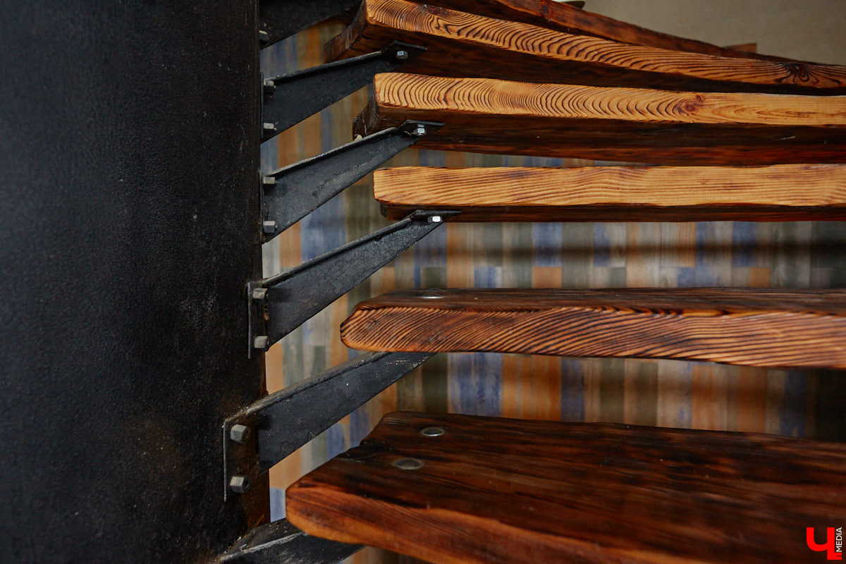 Есть в Суздальском районе дом, куда точно можно продавать билеты. В нем три этажа с удивительными предметами из частной коллекции. Кажется, там есть всё, начиная от редких самоваров и заканчивая коллекционными самокатами. Восторг вызывает также участок с замком Рапунцель. Хозяин строения, полного чудес, Юрий Жаров провел для «Ключ-Медиа» подробную экскурсию по своим владениям.