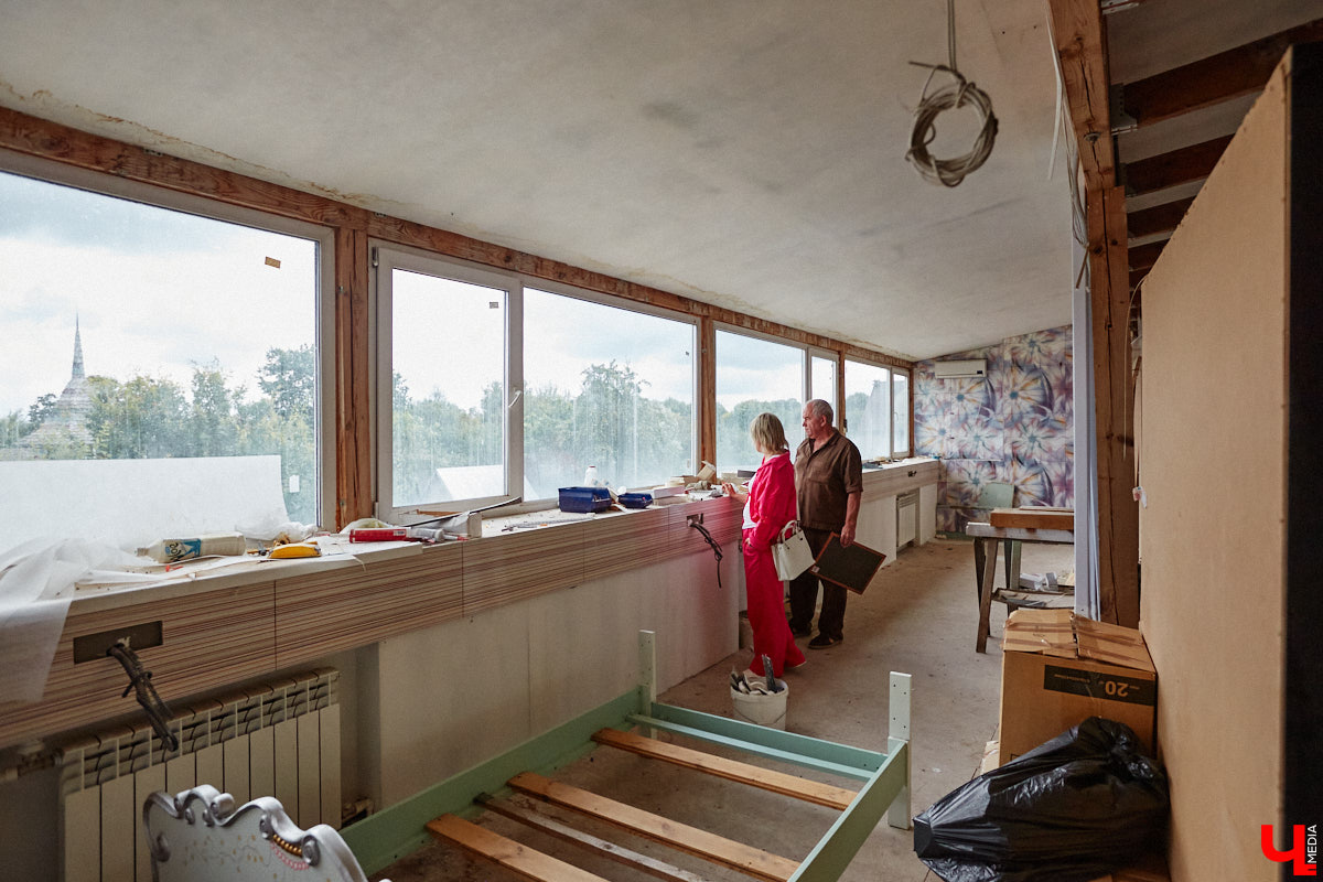 Есть в Суздальском районе дом, куда точно можно продавать билеты. В нем три этажа с удивительными предметами из частной коллекции. Кажется, там есть всё, начиная от редких самоваров и заканчивая коллекционными самокатами. Восторг вызывает также участок с замком Рапунцель. Хозяин строения, полного чудес, Юрий Жаров провел для «Ключ-Медиа» подробную экскурсию по своим владениям.