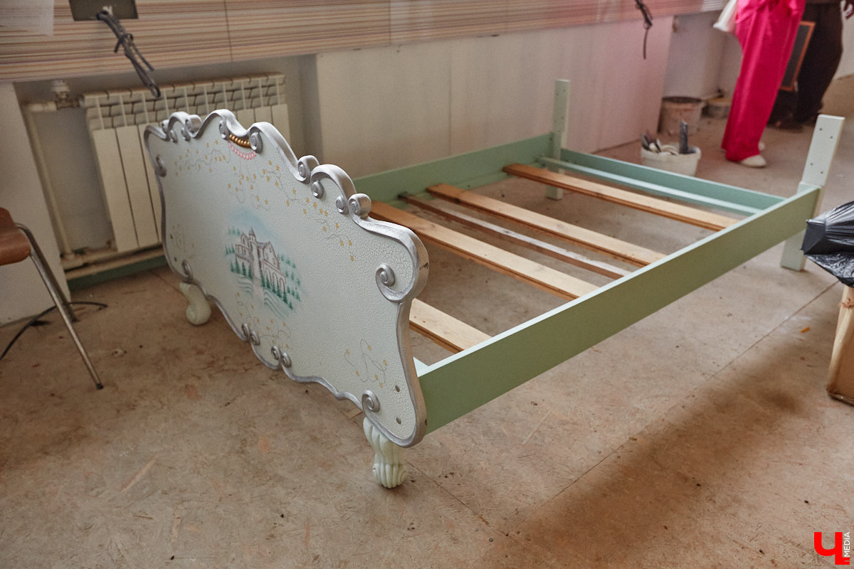 Есть в Суздальском районе дом, куда точно можно продавать билеты. В нем три этажа с удивительными предметами из частной коллекции. Кажется, там есть всё, начиная от редких самоваров и заканчивая коллекционными самокатами. Восторг вызывает также участок с замком Рапунцель. Хозяин строения, полного чудес, Юрий Жаров провел для «Ключ-Медиа» подробную экскурсию по своим владениям.