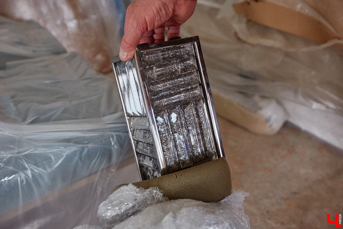 Есть в Суздальском районе дом, куда точно можно продавать билеты. В нем три этажа с удивительными предметами из частной коллекции. Кажется, там есть всё, начиная от редких самоваров и заканчивая коллекционными самокатами. Восторг вызывает также участок с замком Рапунцель. Хозяин строения, полного чудес, Юрий Жаров провел для «Ключ-Медиа» подробную экскурсию по своим владениям.