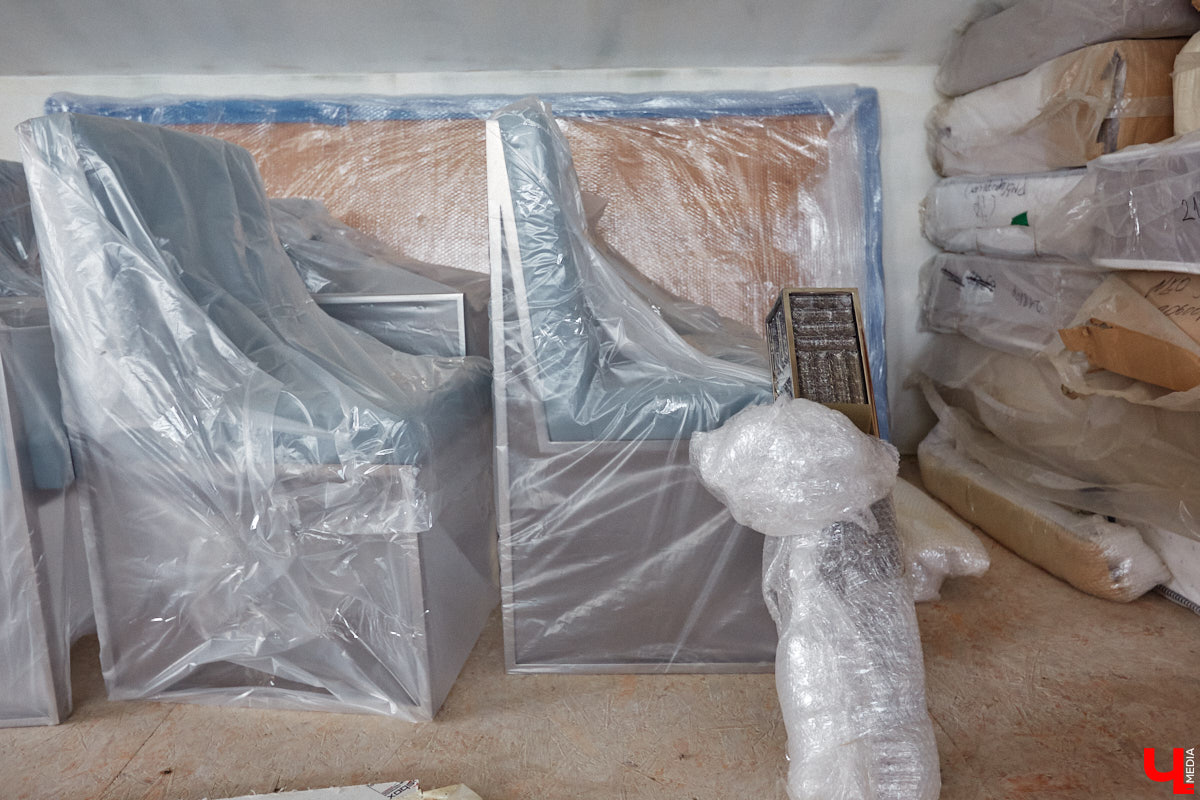 Есть в Суздальском районе дом, куда точно можно продавать билеты. В нем три этажа с удивительными предметами из частной коллекции. Кажется, там есть всё, начиная от редких самоваров и заканчивая коллекционными самокатами. Восторг вызывает также участок с замком Рапунцель. Хозяин строения, полного чудес, Юрий Жаров провел для «Ключ-Медиа» подробную экскурсию по своим владениям.