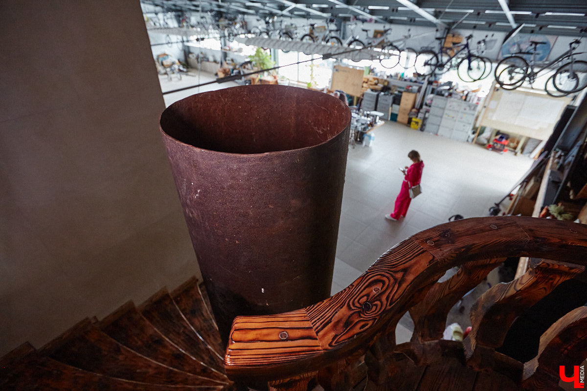 Есть в Суздальском районе дом, куда точно можно продавать билеты. В нем три этажа с удивительными предметами из частной коллекции. Кажется, там есть всё, начиная от редких самоваров и заканчивая коллекционными самокатами. Восторг вызывает также участок с замком Рапунцель. Хозяин строения, полного чудес, Юрий Жаров провел для «Ключ-Медиа» подробную экскурсию по своим владениям.