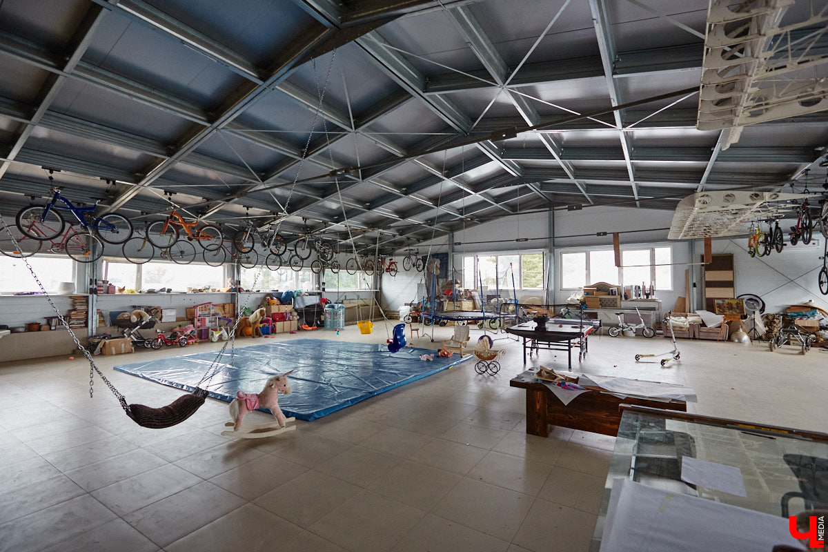 Есть в Суздальском районе дом, куда точно можно продавать билеты. В нем три этажа с удивительными предметами из частной коллекции. Кажется, там есть всё, начиная от редких самоваров и заканчивая коллекционными самокатами. Восторг вызывает также участок с замком Рапунцель. Хозяин строения, полного чудес, Юрий Жаров провел для «Ключ-Медиа» подробную экскурсию по своим владениям.