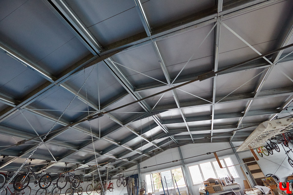 Есть в Суздальском районе дом, куда точно можно продавать билеты. В нем три этажа с удивительными предметами из частной коллекции. Кажется, там есть всё, начиная от редких самоваров и заканчивая коллекционными самокатами. Восторг вызывает также участок с замком Рапунцель. Хозяин строения, полного чудес, Юрий Жаров провел для «Ключ-Медиа» подробную экскурсию по своим владениям.