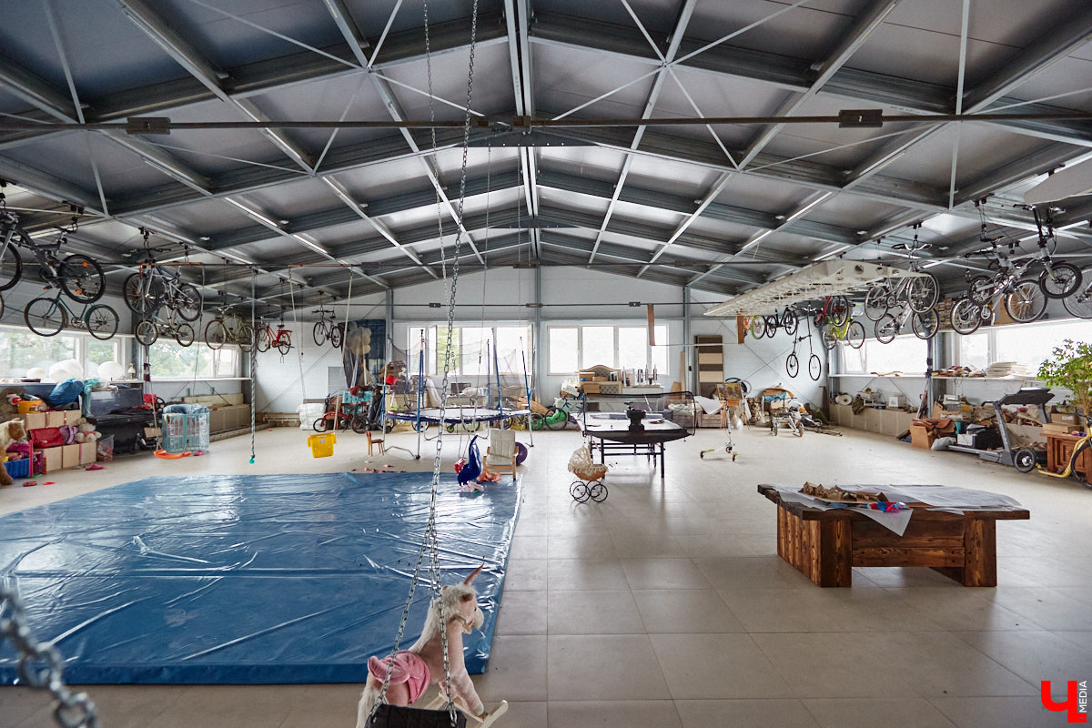 Есть в Суздальском районе дом, куда точно можно продавать билеты. В нем три этажа с удивительными предметами из частной коллекции. Кажется, там есть всё, начиная от редких самоваров и заканчивая коллекционными самокатами. Восторг вызывает также участок с замком Рапунцель. Хозяин строения, полного чудес, Юрий Жаров провел для «Ключ-Медиа» подробную экскурсию по своим владениям.