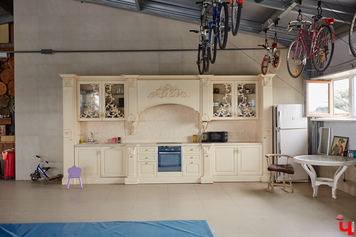 Есть в Суздальском районе дом, куда точно можно продавать билеты. В нем три этажа с удивительными предметами из частной коллекции. Кажется, там есть всё, начиная от редких самоваров и заканчивая коллекционными самокатами. Восторг вызывает также участок с замком Рапунцель. Хозяин строения, полного чудес, Юрий Жаров провел для «Ключ-Медиа» подробную экскурсию по своим владениям.