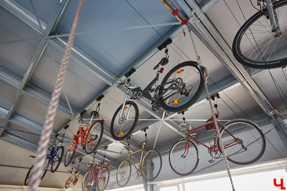 Есть в Суздальском районе дом, куда точно можно продавать билеты. В нем три этажа с удивительными предметами из частной коллекции. Кажется, там есть всё, начиная от редких самоваров и заканчивая коллекционными самокатами. Восторг вызывает также участок с замком Рапунцель. Хозяин строения, полного чудес, Юрий Жаров провел для «Ключ-Медиа» подробную экскурсию по своим владениям.