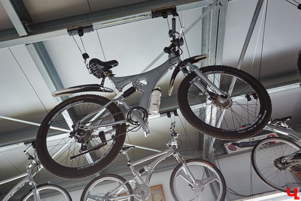 Есть в Суздальском районе дом, куда точно можно продавать билеты. В нем три этажа с удивительными предметами из частной коллекции. Кажется, там есть всё, начиная от редких самоваров и заканчивая коллекционными самокатами. Восторг вызывает также участок с замком Рапунцель. Хозяин строения, полного чудес, Юрий Жаров провел для «Ключ-Медиа» подробную экскурсию по своим владениям.