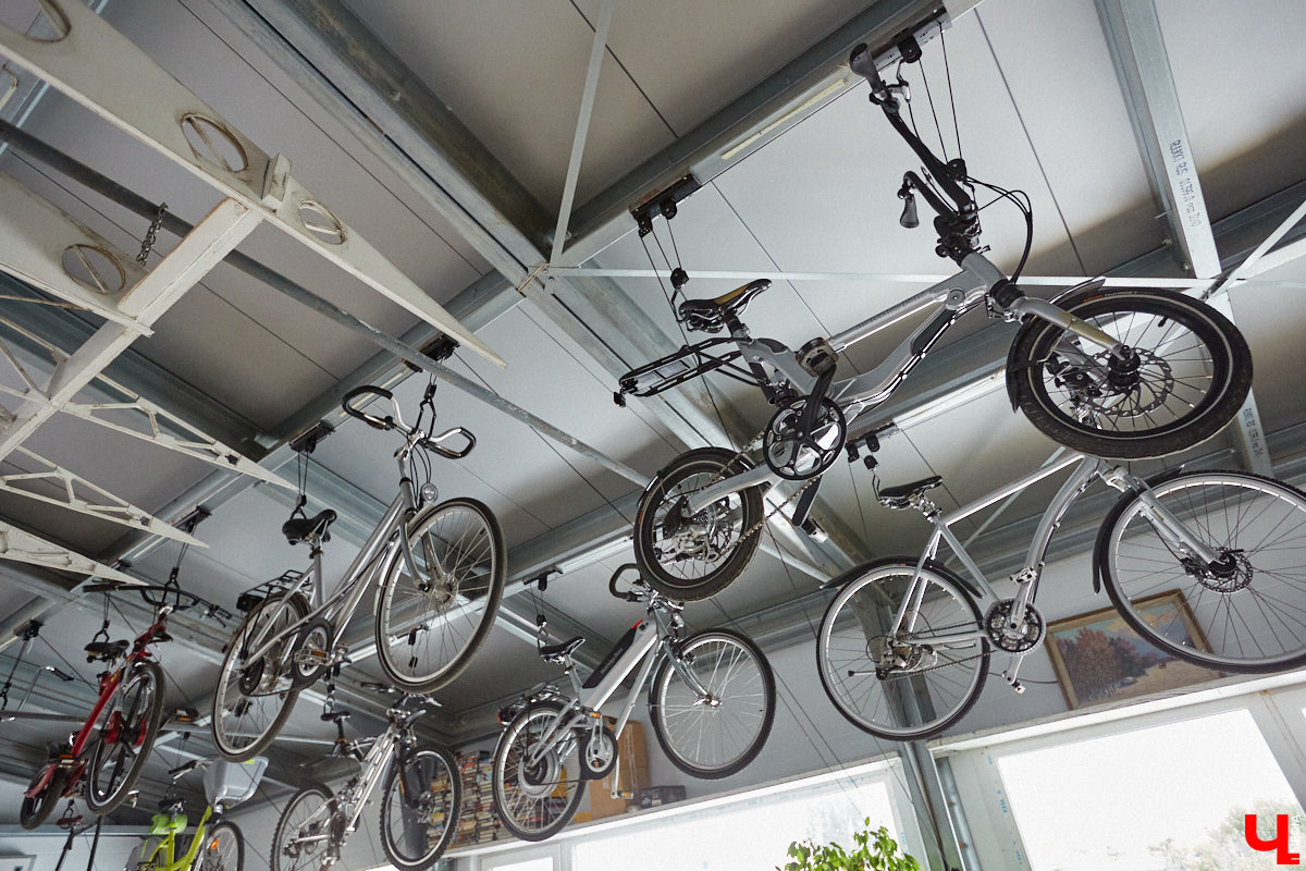 Есть в Суздальском районе дом, куда точно можно продавать билеты. В нем три этажа с удивительными предметами из частной коллекции. Кажется, там есть всё, начиная от редких самоваров и заканчивая коллекционными самокатами. Восторг вызывает также участок с замком Рапунцель. Хозяин строения, полного чудес, Юрий Жаров провел для «Ключ-Медиа» подробную экскурсию по своим владениям.