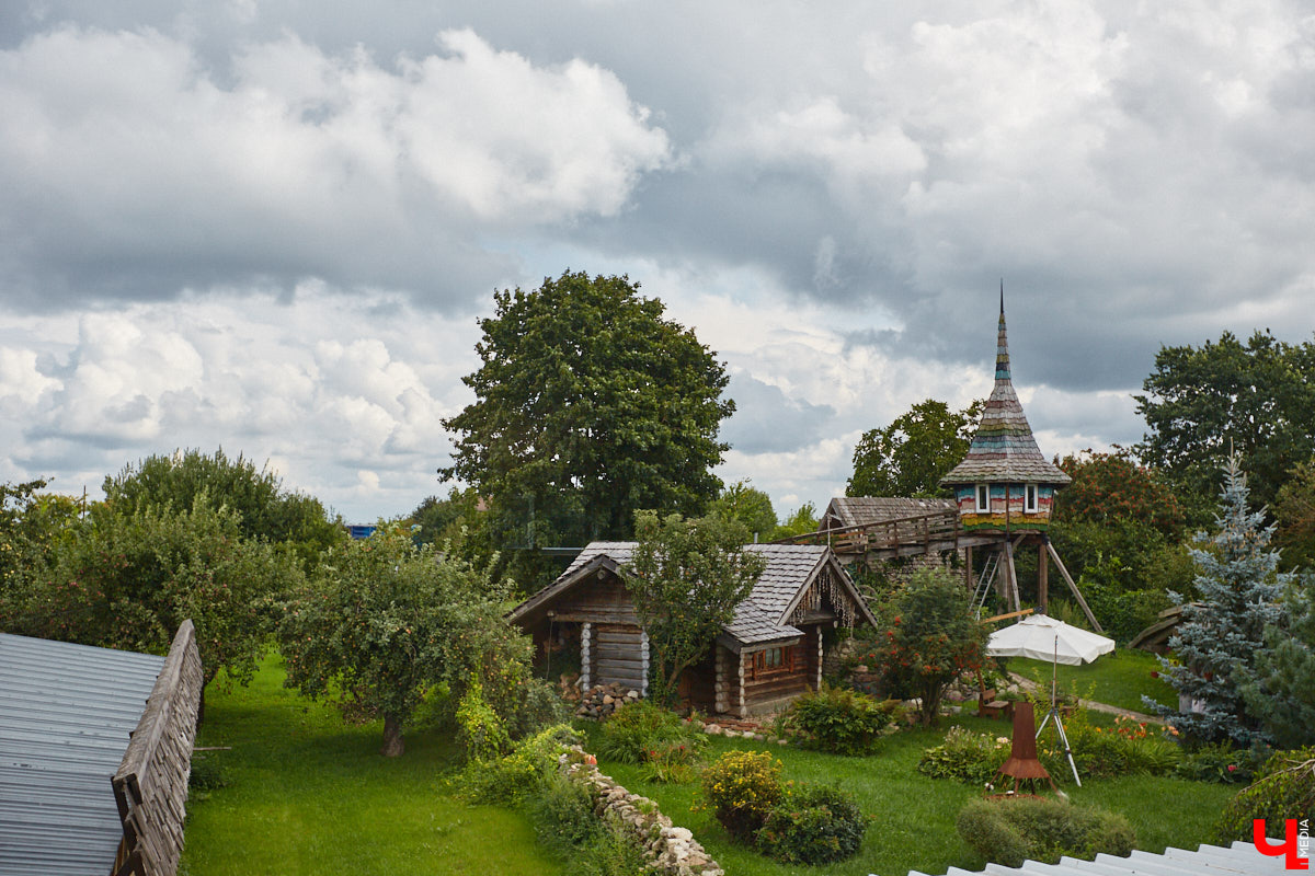 Есть в Суздальском районе дом, куда точно можно продавать билеты. В нем три этажа с удивительными предметами из частной коллекции. Кажется, там есть всё, начиная от редких самоваров и заканчивая коллекционными самокатами. Восторг вызывает также участок с замком Рапунцель. Хозяин строения, полного чудес, Юрий Жаров провел для «Ключ-Медиа» подробную экскурсию по своим владениям.