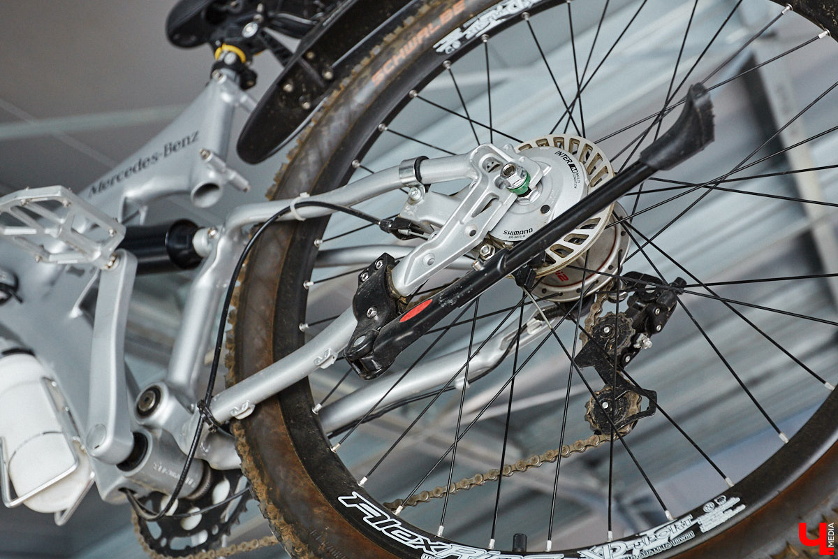 Есть в Суздальском районе дом, куда точно можно продавать билеты. В нем три этажа с удивительными предметами из частной коллекции. Кажется, там есть всё, начиная от редких самоваров и заканчивая коллекционными самокатами. Восторг вызывает также участок с замком Рапунцель. Хозяин строения, полного чудес, Юрий Жаров провел для «Ключ-Медиа» подробную экскурсию по своим владениям.