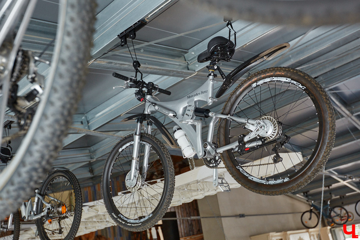 Есть в Суздальском районе дом, куда точно можно продавать билеты. В нем три этажа с удивительными предметами из частной коллекции. Кажется, там есть всё, начиная от редких самоваров и заканчивая коллекционными самокатами. Восторг вызывает также участок с замком Рапунцель. Хозяин строения, полного чудес, Юрий Жаров провел для «Ключ-Медиа» подробную экскурсию по своим владениям.