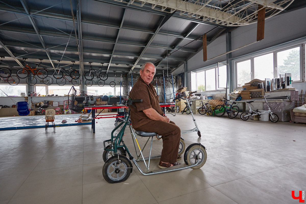 Есть в Суздальском районе дом, куда точно можно продавать билеты. В нем три этажа с удивительными предметами из частной коллекции. Кажется, там есть всё, начиная от редких самоваров и заканчивая коллекционными самокатами. Восторг вызывает также участок с замком Рапунцель. Хозяин строения, полного чудес, Юрий Жаров провел для «Ключ-Медиа» подробную экскурсию по своим владениям.