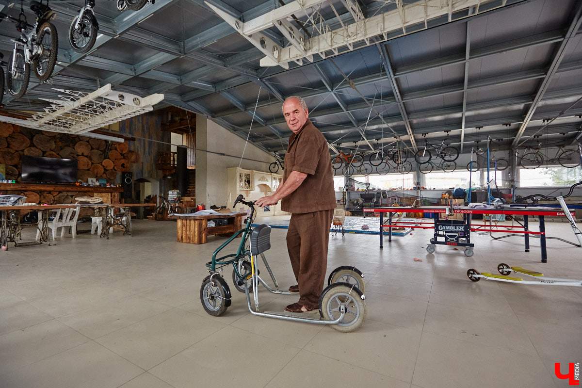 Есть в Суздальском районе дом, куда точно можно продавать билеты. В нем три этажа с удивительными предметами из частной коллекции. Кажется, там есть всё, начиная от редких самоваров и заканчивая коллекционными самокатами. Восторг вызывает также участок с замком Рапунцель. Хозяин строения, полного чудес, Юрий Жаров провел для «Ключ-Медиа» подробную экскурсию по своим владениям.