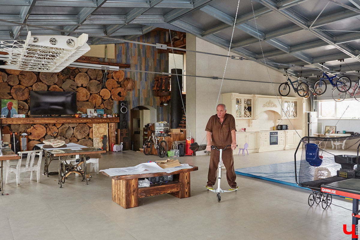 Есть в Суздальском районе дом, куда точно можно продавать билеты. В нем три этажа с удивительными предметами из частной коллекции. Кажется, там есть всё, начиная от редких самоваров и заканчивая коллекционными самокатами. Восторг вызывает также участок с замком Рапунцель. Хозяин строения, полного чудес, Юрий Жаров провел для «Ключ-Медиа» подробную экскурсию по своим владениям.