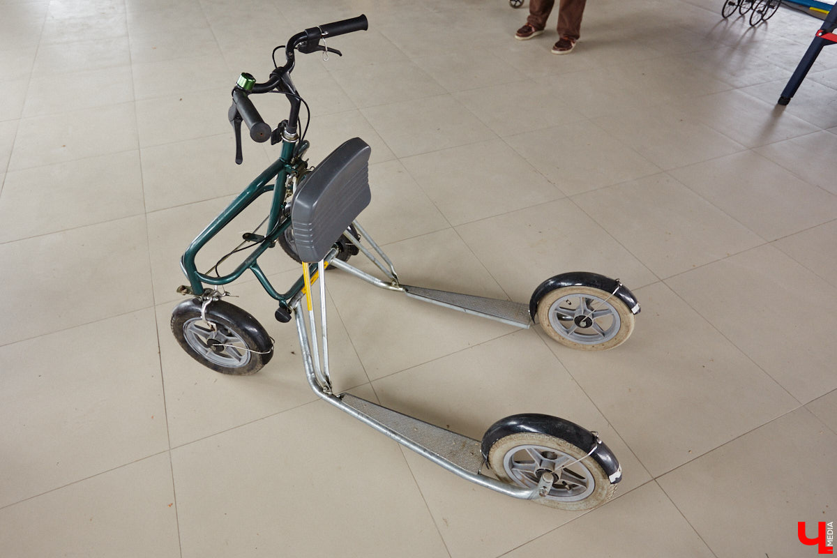 Есть в Суздальском районе дом, куда точно можно продавать билеты. В нем три этажа с удивительными предметами из частной коллекции. Кажется, там есть всё, начиная от редких самоваров и заканчивая коллекционными самокатами. Восторг вызывает также участок с замком Рапунцель. Хозяин строения, полного чудес, Юрий Жаров провел для «Ключ-Медиа» подробную экскурсию по своим владениям.