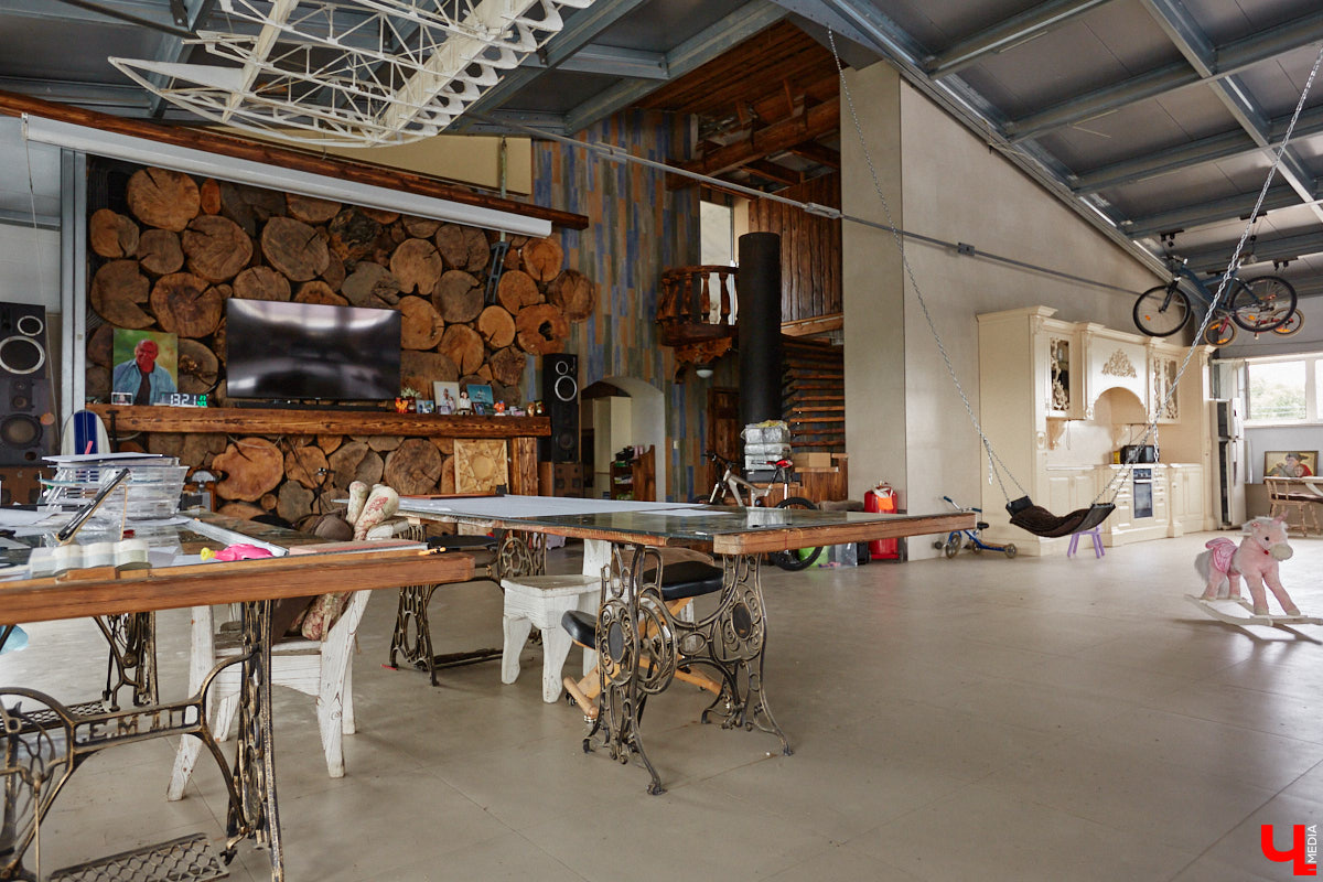 Есть в Суздальском районе дом, куда точно можно продавать билеты. В нем три этажа с удивительными предметами из частной коллекции. Кажется, там есть всё, начиная от редких самоваров и заканчивая коллекционными самокатами. Восторг вызывает также участок с замком Рапунцель. Хозяин строения, полного чудес, Юрий Жаров провел для «Ключ-Медиа» подробную экскурсию по своим владениям.