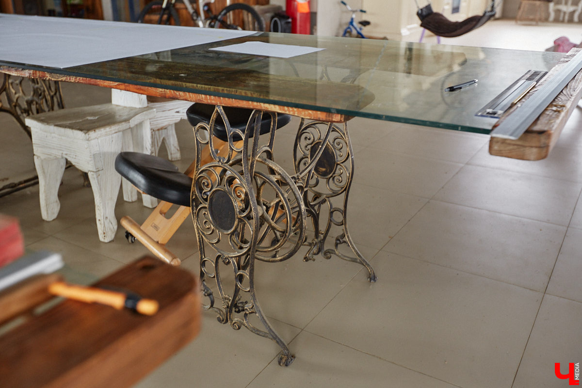 Есть в Суздальском районе дом, куда точно можно продавать билеты. В нем три этажа с удивительными предметами из частной коллекции. Кажется, там есть всё, начиная от редких самоваров и заканчивая коллекционными самокатами. Восторг вызывает также участок с замком Рапунцель. Хозяин строения, полного чудес, Юрий Жаров провел для «Ключ-Медиа» подробную экскурсию по своим владениям.