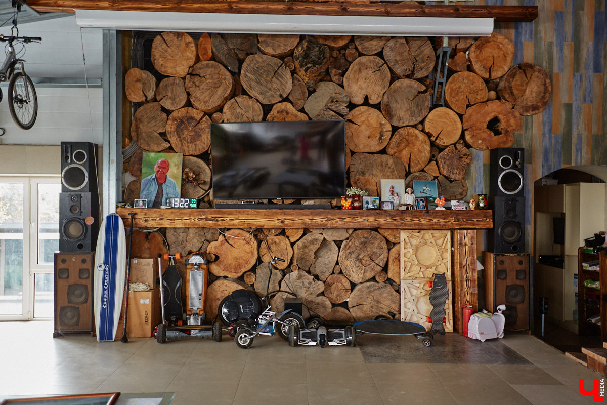 Есть в Суздальском районе дом, куда точно можно продавать билеты. В нем три этажа с удивительными предметами из частной коллекции. Кажется, там есть всё, начиная от редких самоваров и заканчивая коллекционными самокатами. Восторг вызывает также участок с замком Рапунцель. Хозяин строения, полного чудес, Юрий Жаров провел для «Ключ-Медиа» подробную экскурсию по своим владениям.