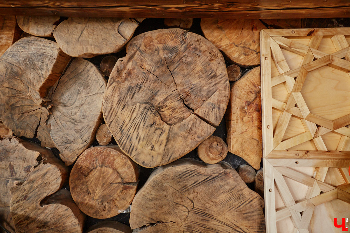 Есть в Суздальском районе дом, куда точно можно продавать билеты. В нем три этажа с удивительными предметами из частной коллекции. Кажется, там есть всё, начиная от редких самоваров и заканчивая коллекционными самокатами. Восторг вызывает также участок с замком Рапунцель. Хозяин строения, полного чудес, Юрий Жаров провел для «Ключ-Медиа» подробную экскурсию по своим владениям.