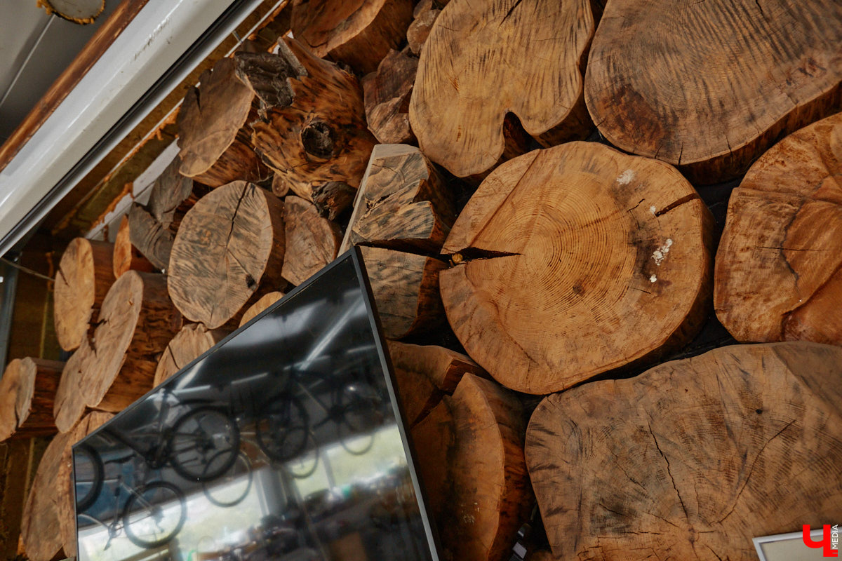 Есть в Суздальском районе дом, куда точно можно продавать билеты. В нем три этажа с удивительными предметами из частной коллекции. Кажется, там есть всё, начиная от редких самоваров и заканчивая коллекционными самокатами. Восторг вызывает также участок с замком Рапунцель. Хозяин строения, полного чудес, Юрий Жаров провел для «Ключ-Медиа» подробную экскурсию по своим владениям.