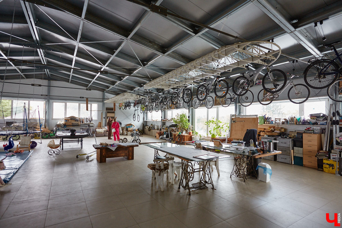 Есть в Суздальском районе дом, куда точно можно продавать билеты. В нем три этажа с удивительными предметами из частной коллекции. Кажется, там есть всё, начиная от редких самоваров и заканчивая коллекционными самокатами. Восторг вызывает также участок с замком Рапунцель. Хозяин строения, полного чудес, Юрий Жаров провел для «Ключ-Медиа» подробную экскурсию по своим владениям.