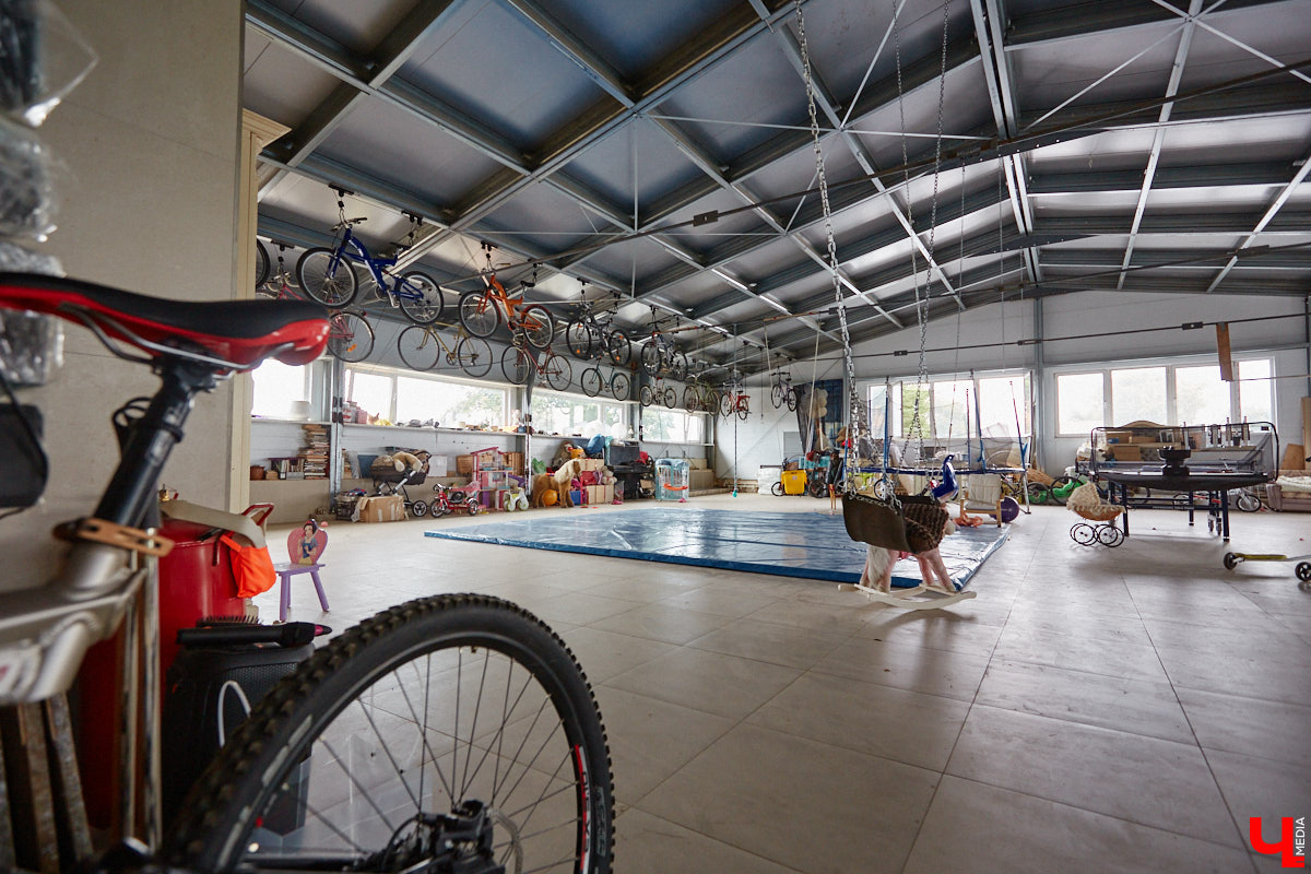 Есть в Суздальском районе дом, куда точно можно продавать билеты. В нем три этажа с удивительными предметами из частной коллекции. Кажется, там есть всё, начиная от редких самоваров и заканчивая коллекционными самокатами. Восторг вызывает также участок с замком Рапунцель. Хозяин строения, полного чудес, Юрий Жаров провел для «Ключ-Медиа» подробную экскурсию по своим владениям.