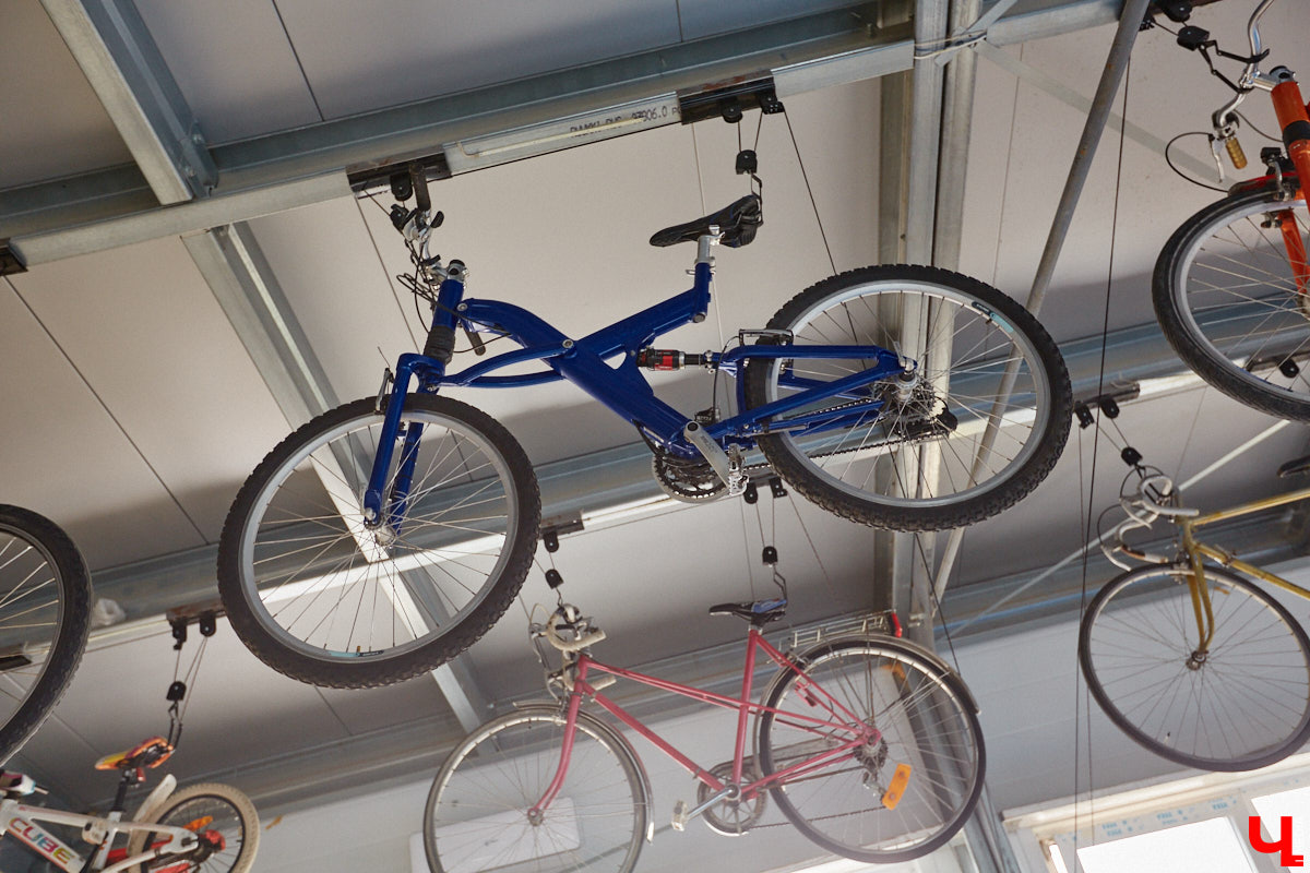 Есть в Суздальском районе дом, куда точно можно продавать билеты. В нем три этажа с удивительными предметами из частной коллекции. Кажется, там есть всё, начиная от редких самоваров и заканчивая коллекционными самокатами. Восторг вызывает также участок с замком Рапунцель. Хозяин строения, полного чудес, Юрий Жаров провел для «Ключ-Медиа» подробную экскурсию по своим владениям.