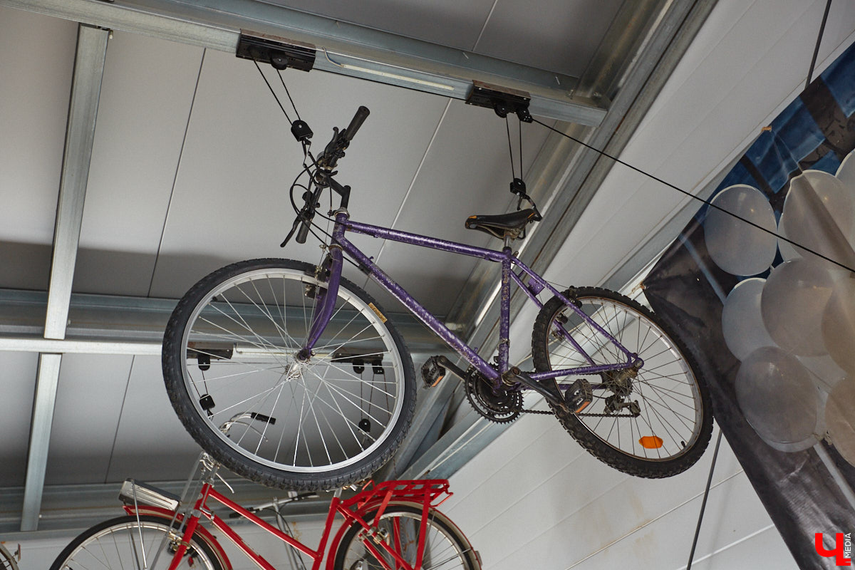 Есть в Суздальском районе дом, куда точно можно продавать билеты. В нем три этажа с удивительными предметами из частной коллекции. Кажется, там есть всё, начиная от редких самоваров и заканчивая коллекционными самокатами. Восторг вызывает также участок с замком Рапунцель. Хозяин строения, полного чудес, Юрий Жаров провел для «Ключ-Медиа» подробную экскурсию по своим владениям.