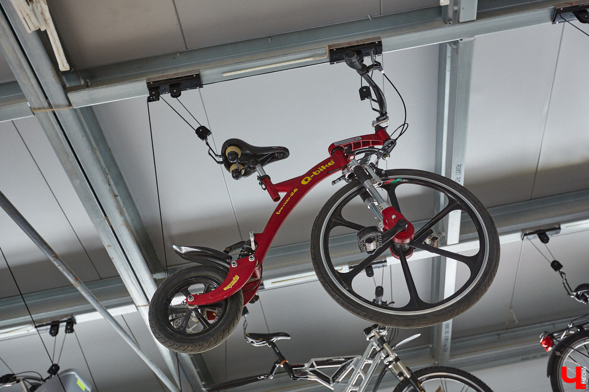 Есть в Суздальском районе дом, куда точно можно продавать билеты. В нем три этажа с удивительными предметами из частной коллекции. Кажется, там есть всё, начиная от редких самоваров и заканчивая коллекционными самокатами. Восторг вызывает также участок с замком Рапунцель. Хозяин строения, полного чудес, Юрий Жаров провел для «Ключ-Медиа» подробную экскурсию по своим владениям.