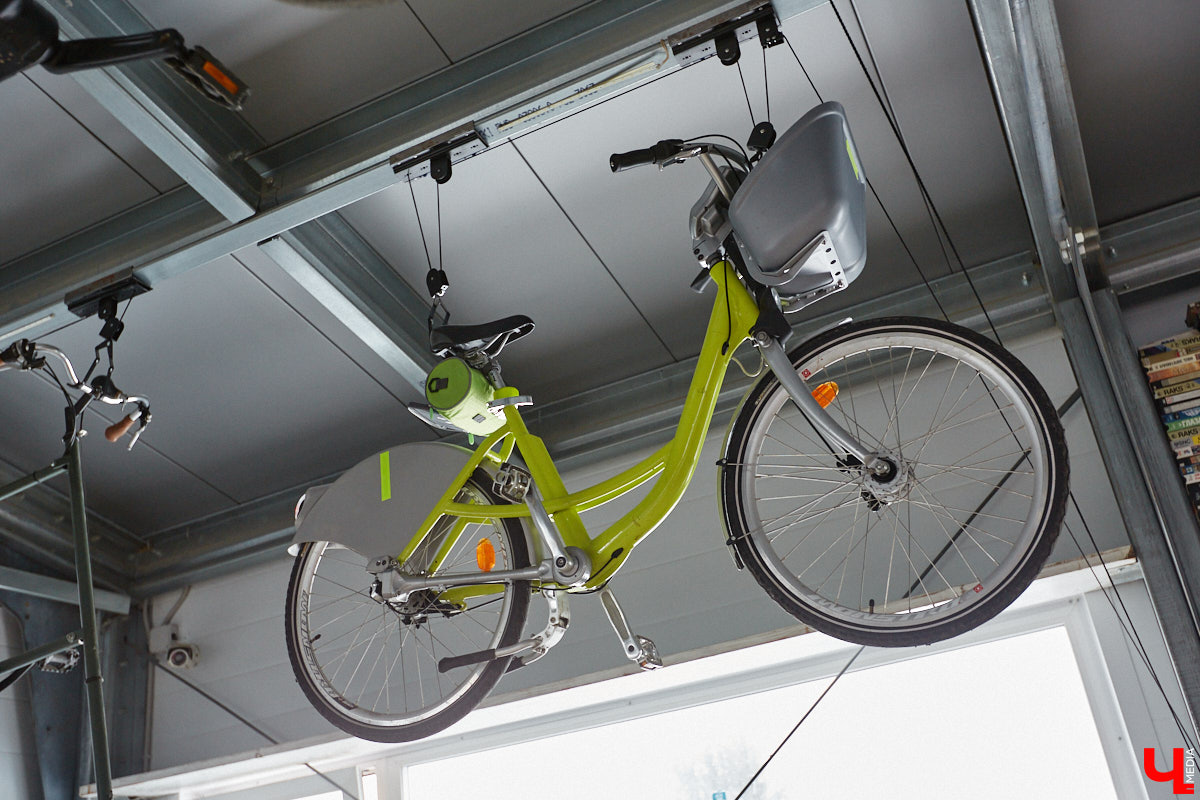 Есть в Суздальском районе дом, куда точно можно продавать билеты. В нем три этажа с удивительными предметами из частной коллекции. Кажется, там есть всё, начиная от редких самоваров и заканчивая коллекционными самокатами. Восторг вызывает также участок с замком Рапунцель. Хозяин строения, полного чудес, Юрий Жаров провел для «Ключ-Медиа» подробную экскурсию по своим владениям.