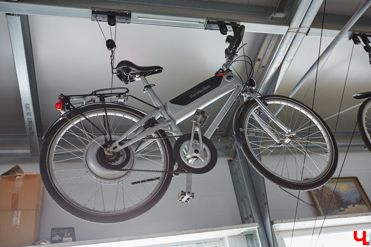 Есть в Суздальском районе дом, куда точно можно продавать билеты. В нем три этажа с удивительными предметами из частной коллекции. Кажется, там есть всё, начиная от редких самоваров и заканчивая коллекционными самокатами. Восторг вызывает также участок с замком Рапунцель. Хозяин строения, полного чудес, Юрий Жаров провел для «Ключ-Медиа» подробную экскурсию по своим владениям.