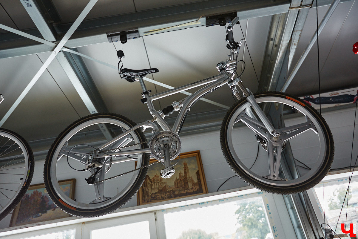 Есть в Суздальском районе дом, куда точно можно продавать билеты. В нем три этажа с удивительными предметами из частной коллекции. Кажется, там есть всё, начиная от редких самоваров и заканчивая коллекционными самокатами. Восторг вызывает также участок с замком Рапунцель. Хозяин строения, полного чудес, Юрий Жаров провел для «Ключ-Медиа» подробную экскурсию по своим владениям.