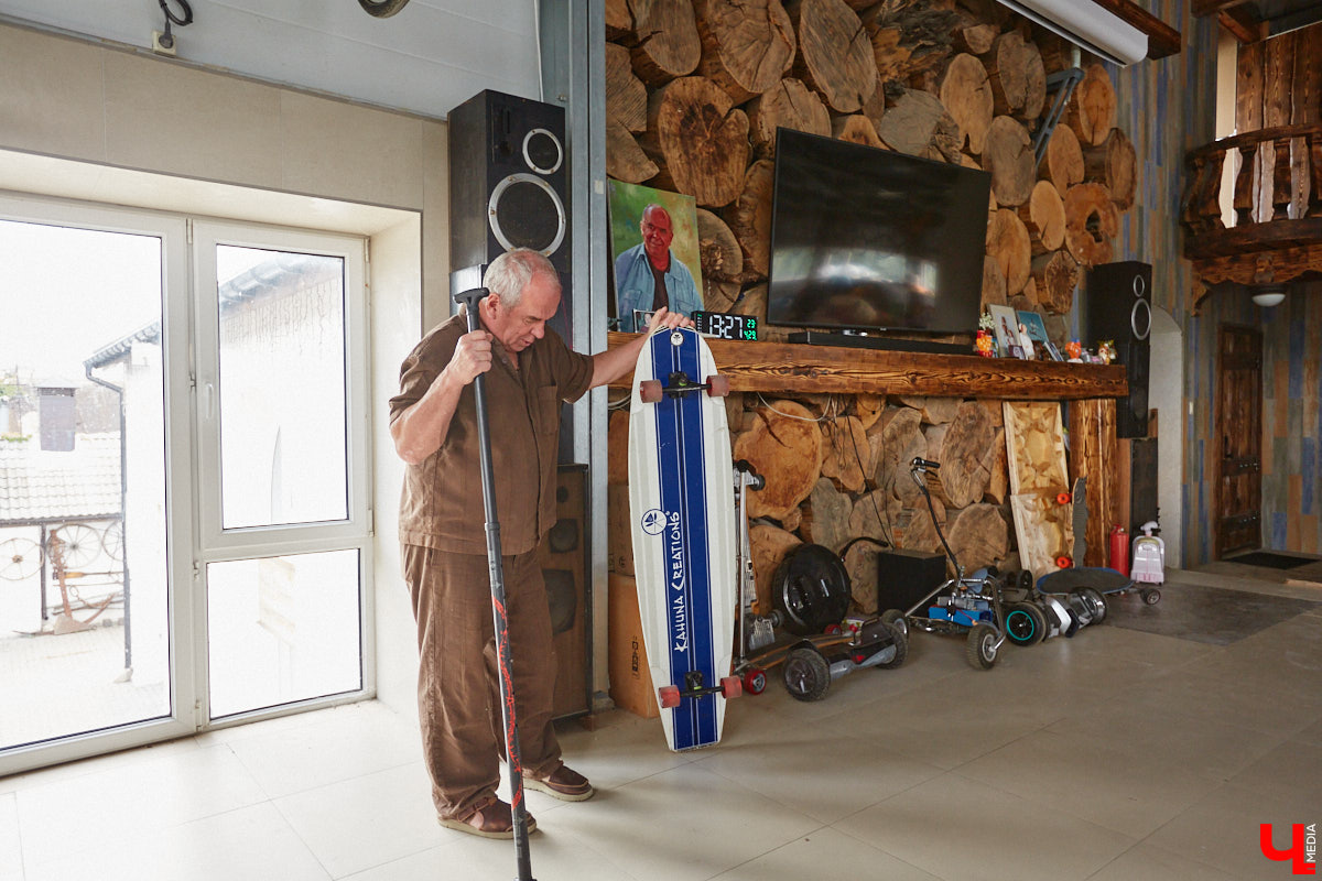 Есть в Суздальском районе дом, куда точно можно продавать билеты. В нем три этажа с удивительными предметами из частной коллекции. Кажется, там есть всё, начиная от редких самоваров и заканчивая коллекционными самокатами. Восторг вызывает также участок с замком Рапунцель. Хозяин строения, полного чудес, Юрий Жаров провел для «Ключ-Медиа» подробную экскурсию по своим владениям.