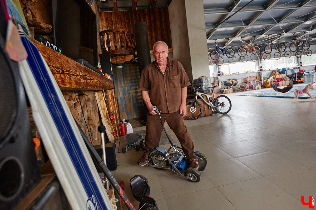 Есть в Суздальском районе дом, куда точно можно продавать билеты. В нем три этажа с удивительными предметами из частной коллекции. Кажется, там есть всё, начиная от редких самоваров и заканчивая коллекционными самокатами. Восторг вызывает также участок с замком Рапунцель. Хозяин строения, полного чудес, Юрий Жаров провел для «Ключ-Медиа» подробную экскурсию по своим владениям.