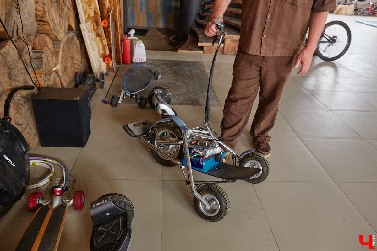 Есть в Суздальском районе дом, куда точно можно продавать билеты. В нем три этажа с удивительными предметами из частной коллекции. Кажется, там есть всё, начиная от редких самоваров и заканчивая коллекционными самокатами. Восторг вызывает также участок с замком Рапунцель. Хозяин строения, полного чудес, Юрий Жаров провел для «Ключ-Медиа» подробную экскурсию по своим владениям.