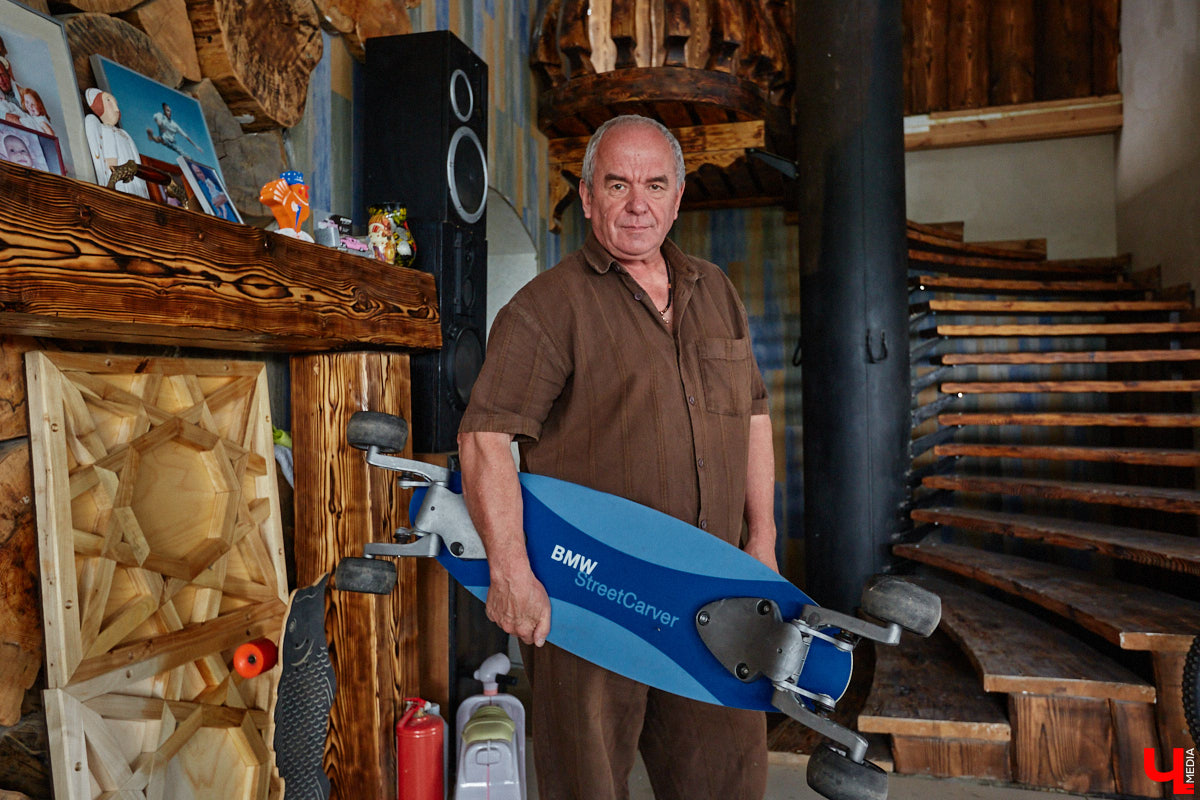 Есть в Суздальском районе дом, куда точно можно продавать билеты. В нем три этажа с удивительными предметами из частной коллекции. Кажется, там есть всё, начиная от редких самоваров и заканчивая коллекционными самокатами. Восторг вызывает также участок с замком Рапунцель. Хозяин строения, полного чудес, Юрий Жаров провел для «Ключ-Медиа» подробную экскурсию по своим владениям.