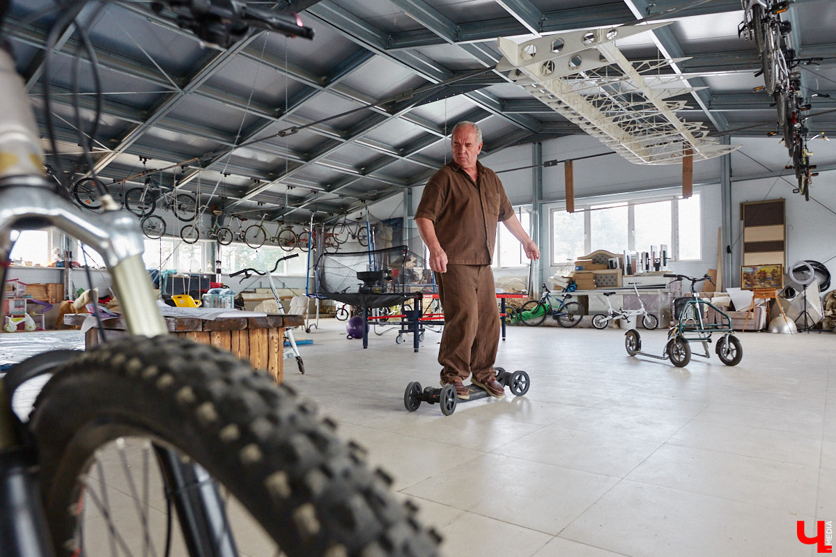 Есть в Суздальском районе дом, куда точно можно продавать билеты. В нем три этажа с удивительными предметами из частной коллекции. Кажется, там есть всё, начиная от редких самоваров и заканчивая коллекционными самокатами. Восторг вызывает также участок с замком Рапунцель. Хозяин строения, полного чудес, Юрий Жаров провел для «Ключ-Медиа» подробную экскурсию по своим владениям.