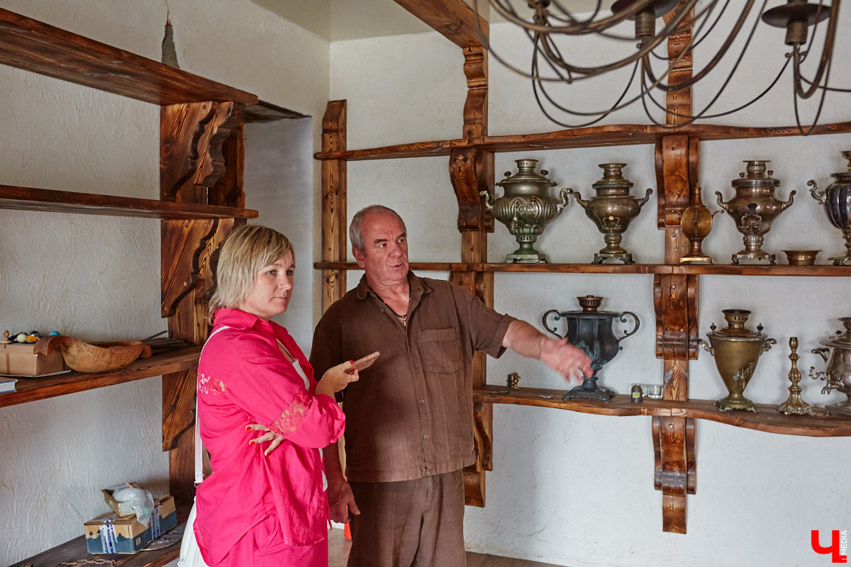 Есть в Суздальском районе дом, куда точно можно продавать билеты. В нем три этажа с удивительными предметами из частной коллекции. Кажется, там есть всё, начиная от редких самоваров и заканчивая коллекционными самокатами. Восторг вызывает также участок с замком Рапунцель. Хозяин строения, полного чудес, Юрий Жаров провел для «Ключ-Медиа» подробную экскурсию по своим владениям.