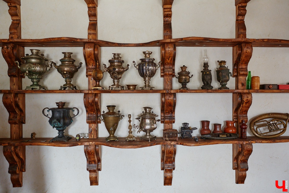 Есть в Суздальском районе дом, куда точно можно продавать билеты. В нем три этажа с удивительными предметами из частной коллекции. Кажется, там есть всё, начиная от редких самоваров и заканчивая коллекционными самокатами. Восторг вызывает также участок с замком Рапунцель. Хозяин строения, полного чудес, Юрий Жаров провел для «Ключ-Медиа» подробную экскурсию по своим владениям.