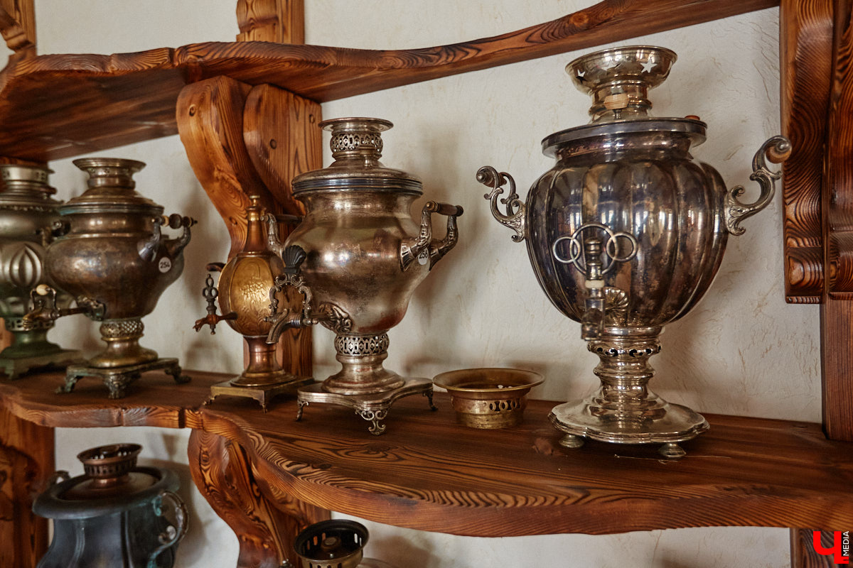 Есть в Суздальском районе дом, куда точно можно продавать билеты. В нем три этажа с удивительными предметами из частной коллекции. Кажется, там есть всё, начиная от редких самоваров и заканчивая коллекционными самокатами. Восторг вызывает также участок с замком Рапунцель. Хозяин строения, полного чудес, Юрий Жаров провел для «Ключ-Медиа» подробную экскурсию по своим владениям.