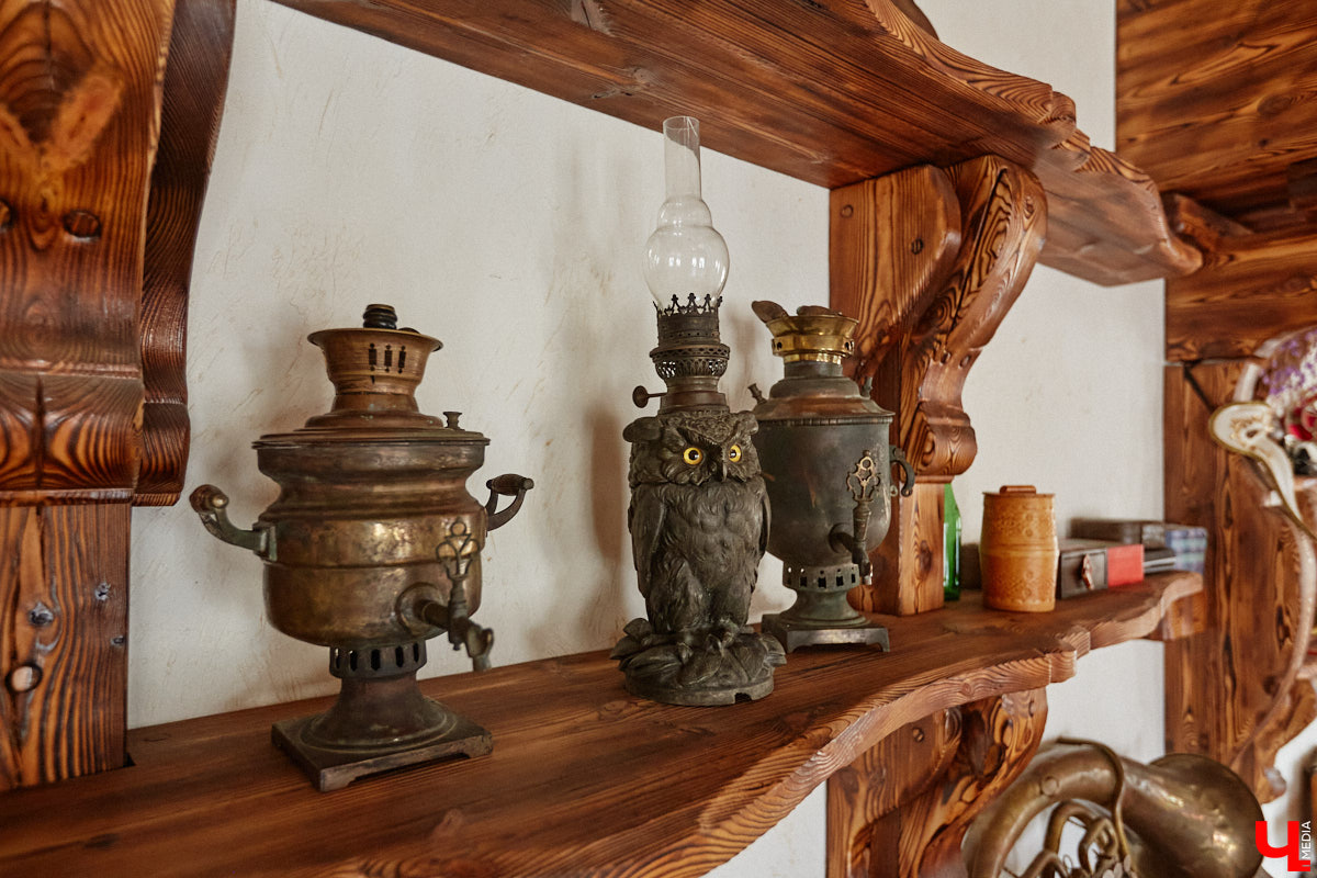 Есть в Суздальском районе дом, куда точно можно продавать билеты. В нем три этажа с удивительными предметами из частной коллекции. Кажется, там есть всё, начиная от редких самоваров и заканчивая коллекционными самокатами. Восторг вызывает также участок с замком Рапунцель. Хозяин строения, полного чудес, Юрий Жаров провел для «Ключ-Медиа» подробную экскурсию по своим владениям.