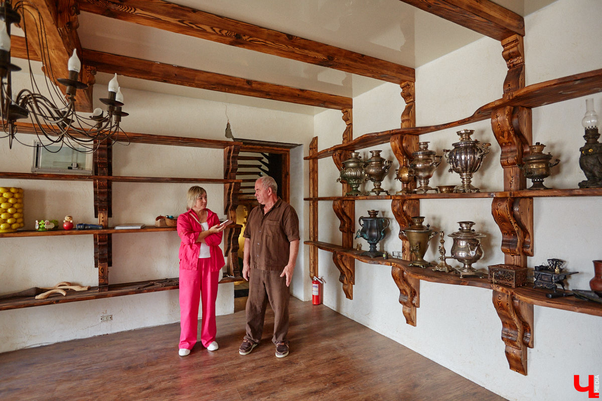 Есть в Суздальском районе дом, куда точно можно продавать билеты. В нем три этажа с удивительными предметами из частной коллекции. Кажется, там есть всё, начиная от редких самоваров и заканчивая коллекционными самокатами. Восторг вызывает также участок с замком Рапунцель. Хозяин строения, полного чудес, Юрий Жаров провел для «Ключ-Медиа» подробную экскурсию по своим владениям.