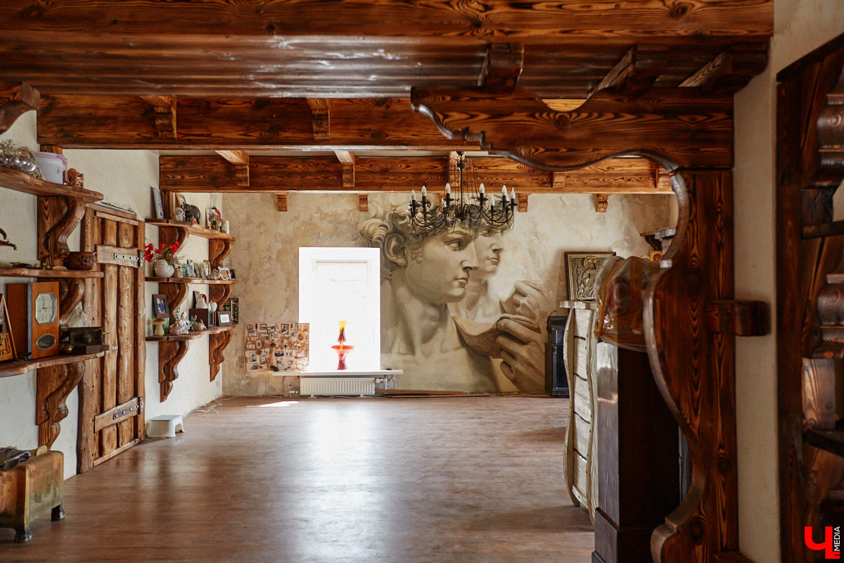 Есть в Суздальском районе дом, куда точно можно продавать билеты. В нем три этажа с удивительными предметами из частной коллекции. Кажется, там есть всё, начиная от редких самоваров и заканчивая коллекционными самокатами. Восторг вызывает также участок с замком Рапунцель. Хозяин строения, полного чудес, Юрий Жаров провел для «Ключ-Медиа» подробную экскурсию по своим владениям.