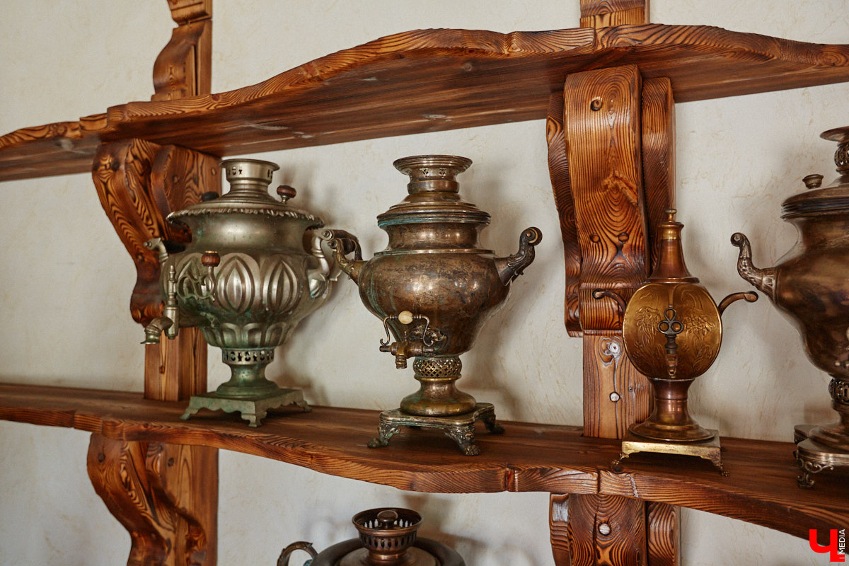 Есть в Суздальском районе дом, куда точно можно продавать билеты. В нем три этажа с удивительными предметами из частной коллекции. Кажется, там есть всё, начиная от редких самоваров и заканчивая коллекционными самокатами. Восторг вызывает также участок с замком Рапунцель. Хозяин строения, полного чудес, Юрий Жаров провел для «Ключ-Медиа» подробную экскурсию по своим владениям.