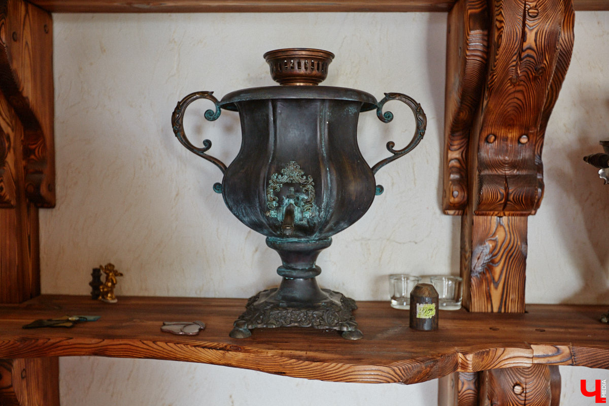 Есть в Суздальском районе дом, куда точно можно продавать билеты. В нем три этажа с удивительными предметами из частной коллекции. Кажется, там есть всё, начиная от редких самоваров и заканчивая коллекционными самокатами. Восторг вызывает также участок с замком Рапунцель. Хозяин строения, полного чудес, Юрий Жаров провел для «Ключ-Медиа» подробную экскурсию по своим владениям.