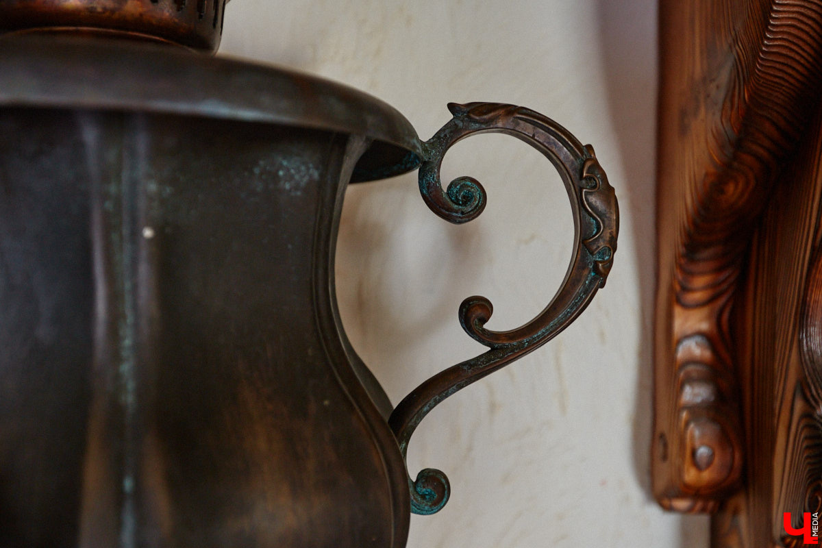 Есть в Суздальском районе дом, куда точно можно продавать билеты. В нем три этажа с удивительными предметами из частной коллекции. Кажется, там есть всё, начиная от редких самоваров и заканчивая коллекционными самокатами. Восторг вызывает также участок с замком Рапунцель. Хозяин строения, полного чудес, Юрий Жаров провел для «Ключ-Медиа» подробную экскурсию по своим владениям.